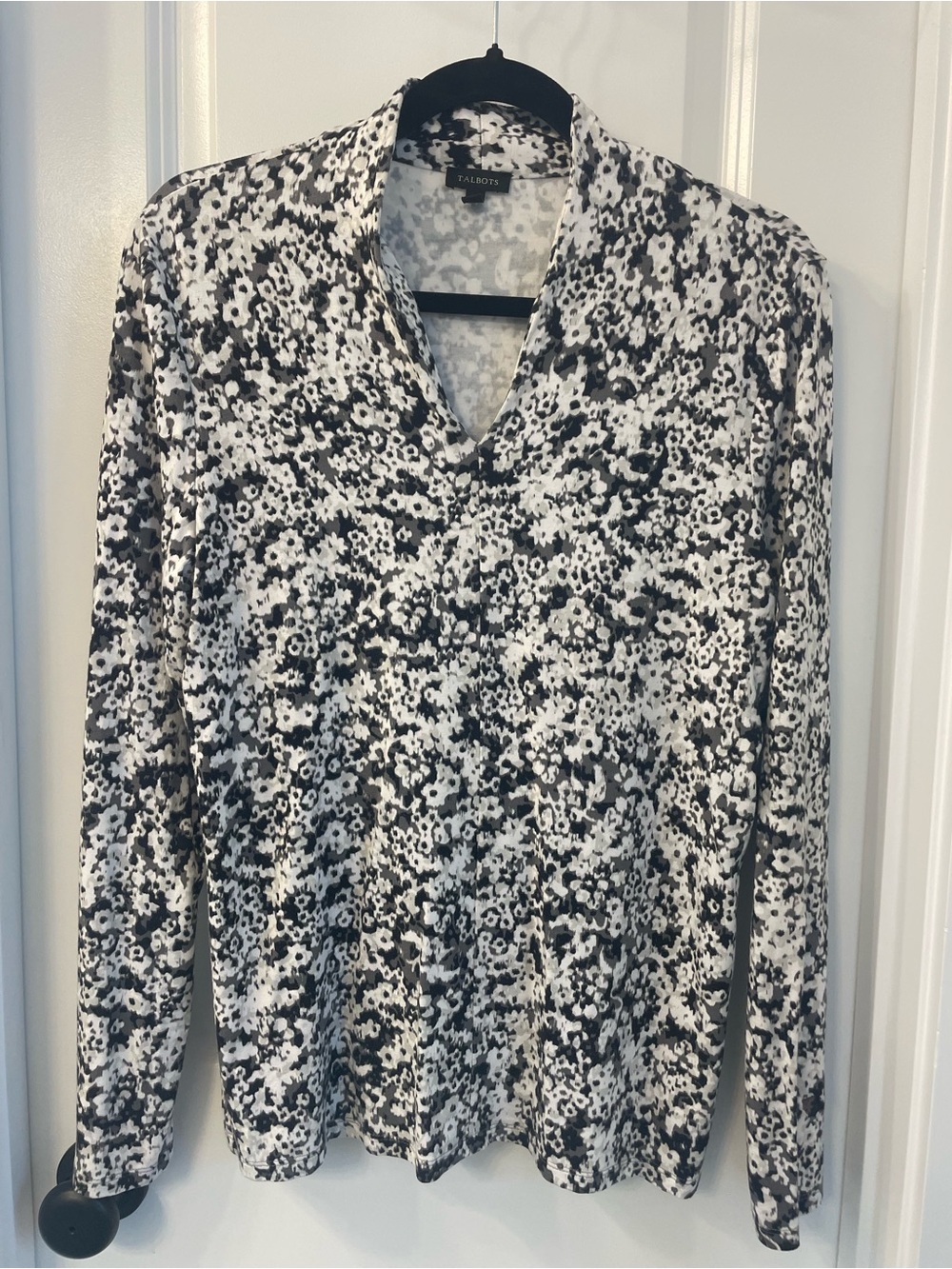 Talbots Black & White Floral V-Neck Long Sleeve Top. Has little stand up collar